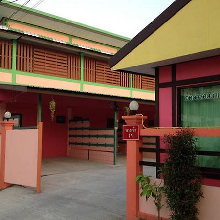Kanda Guesthouse Si Racha Esterno foto