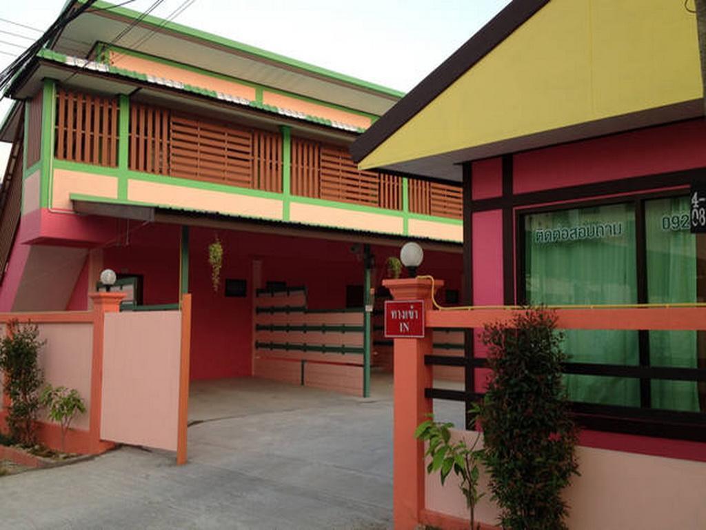 Kanda Guesthouse Si Racha Esterno foto